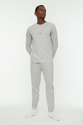 Trendyol Collection Graues Strick-Pyjama-Set mit normaler Passform – Bedruckt, TMNAW22PT0754