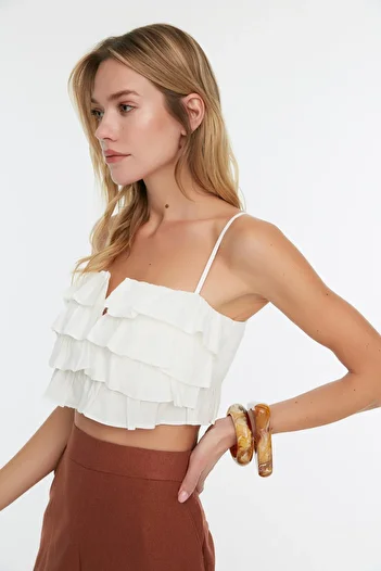 Trendyol Collection Weiße, gewellte Strandbluse aus gewebter Baumwolle mit Rüschen TBESS21BZ0661