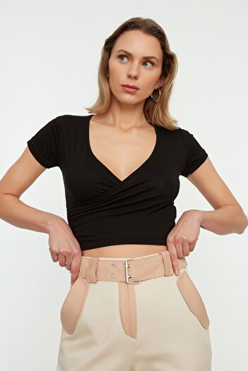 Trendyol Collection Czarna dopasowana, dwurzędowa, krótka, wiskozowa bluzka z dzianiny TWOSS22BZ0536