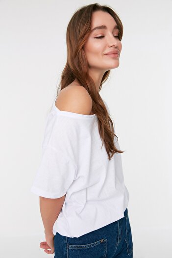 Trendyol Collection Bílé 100% bavlna Boyfriend/Wide Fit Boat Neck Pletené tričko TWOSS20TS0140