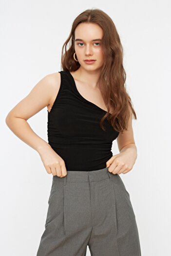 Trendyol Collection Czarna, dopasowana, rozciągliwa bluzka z dzianiny na jedno ramię TWOSS21BZ0590