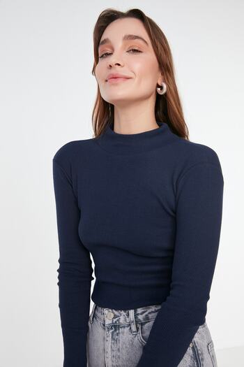 Trendyol Collection Námořnická modř vypasovaný vysoký límec s dlouhým rukávem, žebrovaná elastická pletená halenka TWOAW21BZ0423