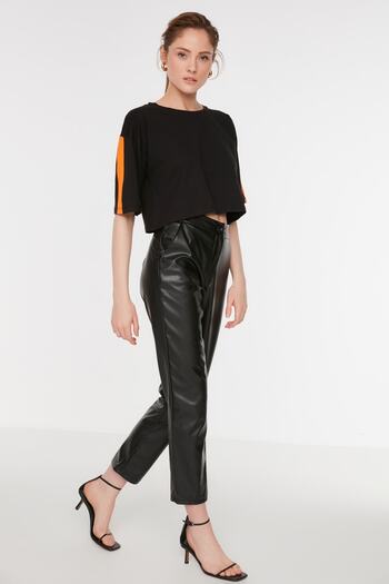 Trendyol Collection Černé cigaretové tkané kalhoty z umělé kůže TWOAW22PL0290