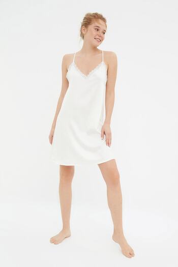 Trendyol Collection Cămașă de noapte din satin din dantelă ecru THMSS21GC0003