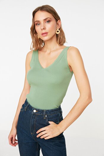 Trendyol Collection Ecru Bluse mit V-Ausschnitt und Trägern TWOSS19DU0260