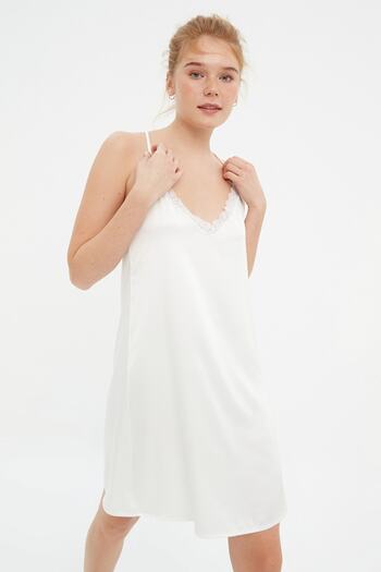 Trendyol Collection Cămașă de noapte din satin din dantelă ecru THMSS21GC0003