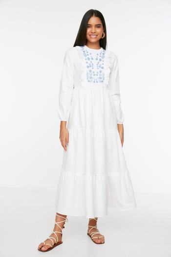 Trendyol Modest Λευκό βολάν Λεπτομερές κεντημένο υφαντό φόρεμα TCTSS22EB0004
