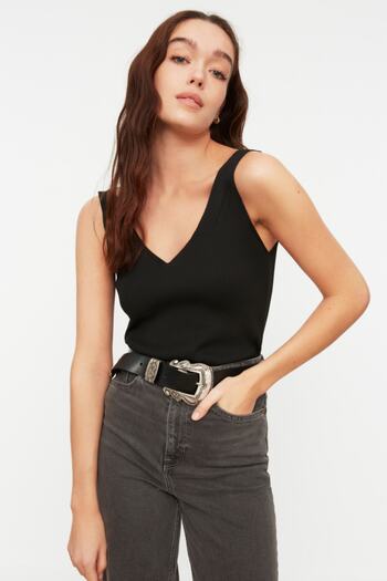 Trendyol Collection Czarna bluzka z ramiączkami i dekoltem w serek TWOSS19DU0260