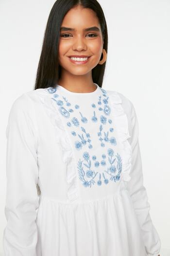 Trendyol Modest Λευκό βολάν Λεπτομερές κεντημένο υφαντό φόρεμα TCTSS22EB0004