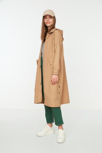 Trendyol Modest Καμπαρντίνα με μπεζ κουκούλα στο πλάι με λεπτομέρεια TCTSS22TR0004