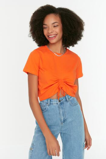 Trendyol Collection Pomarańczowa, 100% bawełna, falbana, szczegółowy, podstawowy, krótki, dzianinowy T-shirt z okrągłym dekoltem TWOSS22TS1032