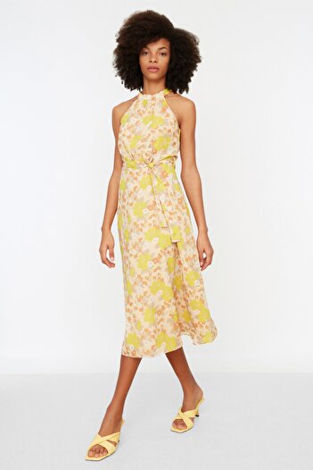Trendyol Collection Gelbes A-Linien-Kleid mit Blumenmuster, Neckholder, ärmellos, Midi-Gefüttert, gewebtes Kleid TWOSS20EL2536
