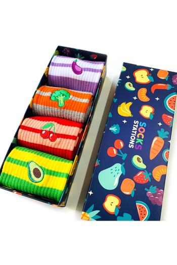 Socks Stations Κουτί με 4 κεντημένες κάλτσες ειδικής σειράς 3/ Χριστουγεννιάτικες κάλτσες και δώρο Πρωτοχρονιάς