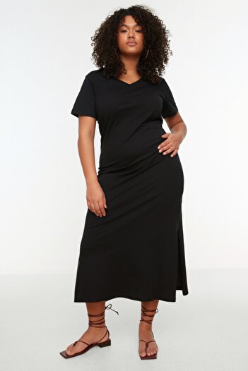 Trendyol Curve Schwarzes Maxikleid mit V-Ausschnitt – 100 % Baumwolle, Schlitzdetail TBBSS22AH0163