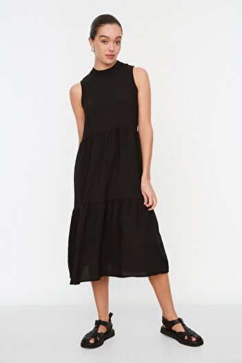 Trendyol Collection Schwarzes Shift-/gerade geschnittenes Midi-Gewebekleid mit Stehkragen TWOSS20EL1864