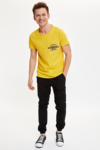 DeFacto Ανδρικό μπλουζάκι με κίτρινο εμπριμέ Extra Slim Fit N3453AZ20SM