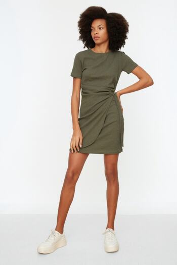 Trendyol Collection Khaki Tie Detailed Crew Neck Knitwear Look Mini Pletené šaty TWOSS22EL0751