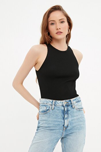 Trendyol Collection Czarna prążkowana bluzka z cienkiej dzianiny TWOSS21BZ0090