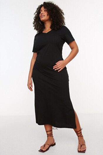 Trendyol Curve Schwarzes Maxikleid mit V-Ausschnitt – 100 % Baumwolle, Schlitzdetail TBBSS22AH0163