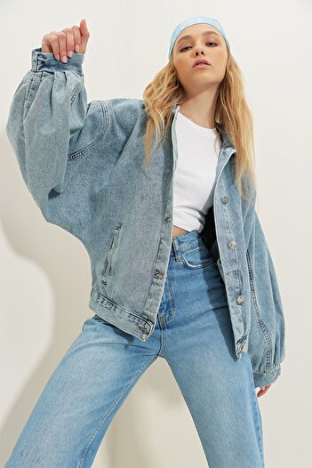 Trend Alaçatı Stili Jachetă de jeans pentru femei, albastru gheață, cu mânecă cu balon, cu buzunar dublu ALC-X8010
