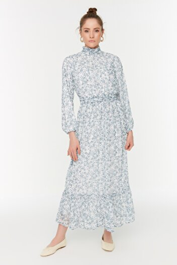 Trendyol Modest Μπλε φλοράλ φόρεμα με ψηλό γιακά μέση με λεπτομέρεια υφασμένο από σιφόν TCTSS22EB0032