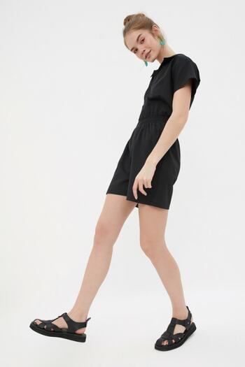 Trendyol Collection Černý elastický mini tkaný overal s širokými nohama v pase TWOSS22TU0014