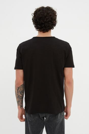 Trendyol Collection Μαύρο μπλουζάκι με λαιμόκοψη με κανονική/κανονική εφαρμογή 100% βαμβακερό μονό ζέρσεϊ TMNSS20TS0035