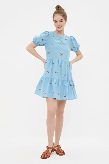 Trendyol Collection Μπλε φλοράλ Κέντημα Shift/Μίνι υφαντό φόρεμα σε ίσια κοπή TWOSS21EL0938
