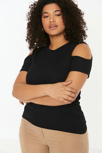 Trendyol Curve Black Knitted Cut-Out Detailed Knitted Blouse TBBSS22BZ00003