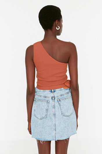 Trendyol Collection Zimtfarbene, figurbetonte One-Shoulder-Bluse aus geripptem Strick mit Detail TWOSS22BZ1558