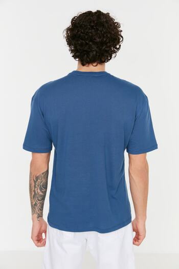 Trendyol Collection Бавовняна футболка з принтом з широким вирізом Indigo Crew Neck TMNSS20TS1099