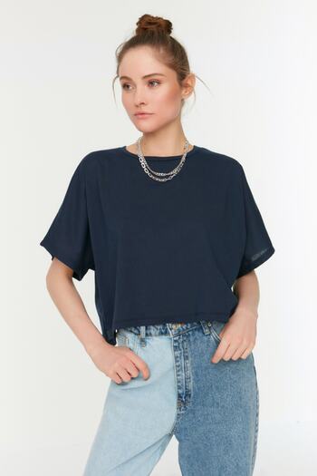 Trendyol Collection Sötétkék 100% pamut nyomott, laza/széles, laza szabású, nyakú kötött póló TWOSS22TS0983