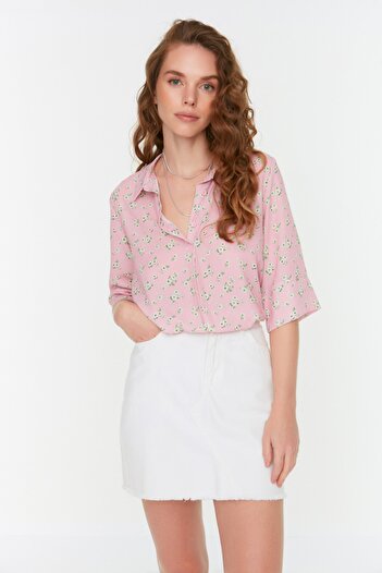 Trendyol Collection Růžová tkaná halenka s květinovým vzorem TWOSS22BZ0459
