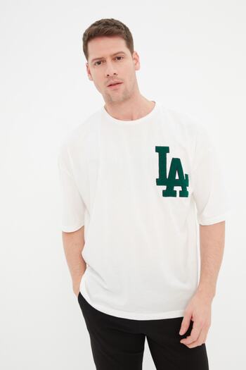 Trendyol Collection Ecru Oversize T-Shirt mit Suize City-Stickerei aus 100 % Baumwolle TMNSS22TS2268