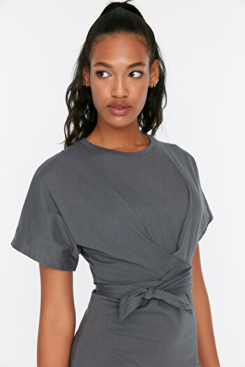 Trendyol Collection Anthracite 100% βαμβακερό μίντι πλεκτό μολύβι φόρεμα με σκίσιμο και δέσιμο TWOSS21EL0404
