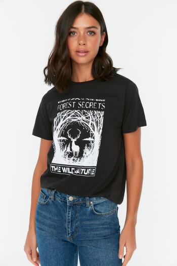 Trendyol Collection Schwarzes, bedrucktes Basic-Strick-T-Shirt aus 100 % Bio-Baumwolle
