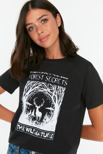 Trendyol Collection Schwarzes, bedrucktes Basic-Strick-T-Shirt aus 100 % Bio-Baumwolle