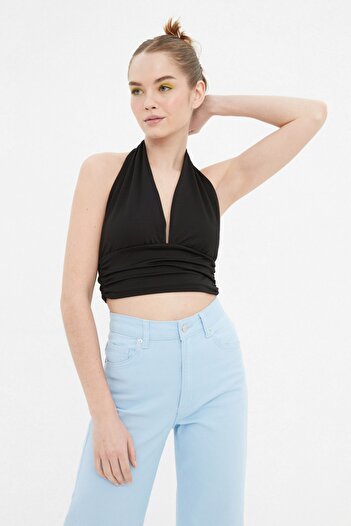 Trendyol Collection Czarna dopasowana bluzka z dzianiny typu halter TWOSS22BZ0544
