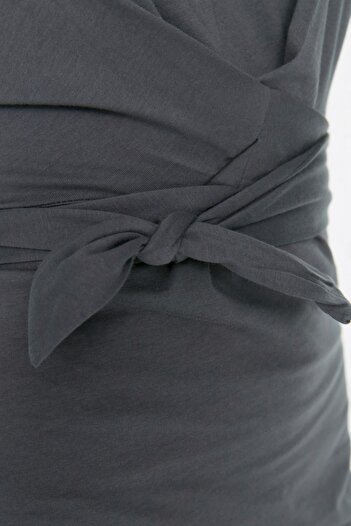 Trendyol Collection Anthracite 100% βαμβακερό μίντι πλεκτό μολύβι φόρεμα με σκίσιμο και δέσιμο TWOSS21EL0404