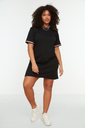 Trendyol Curve Schwarzes T-Shirt mit Rundhalsausschnitt, 100 % Baumwolle, Ärmel, Paspelierung, detailliertes Strick-T-Shirt in Übergröße, Kleidung TBBSS22EL1591