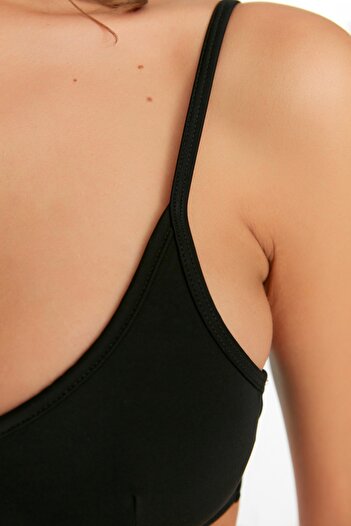 Trendyol Collection Μαύρο V-Cut Λεπτομερές τοπ μπικίνι TBESS22BU0221
