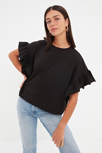 Trendyol Collection Základní černé tričko s výstřihem – 100% bavlna, volánový detail, pletené, TWOSS22TS2429