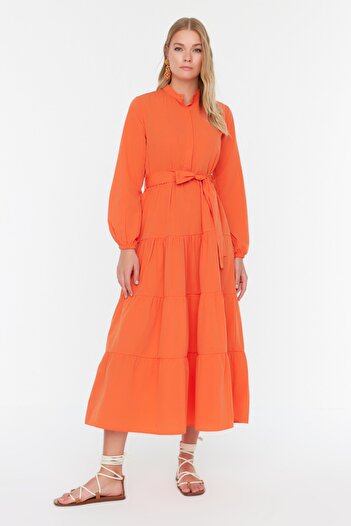 Trendyol Modest Oranges gewebtes Kleid mit Gürtel, Stehkragen und Knopfdetail TCTSS21EL3343