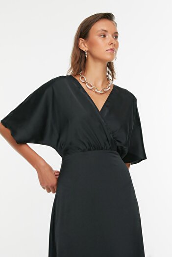 Trendyol Collection Μαύρο κομμένο υφαντό σατέν μακρύ κομψό βραδινό φόρεμα νυχτερινής αποφοίτησης TPRSS22AE0076