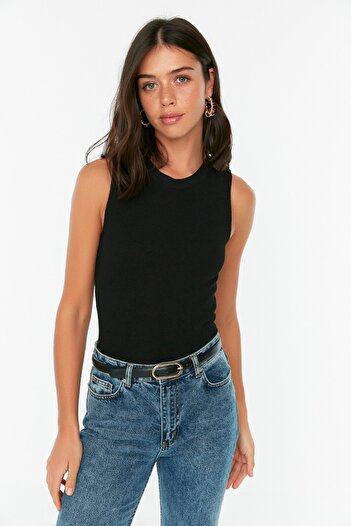 Trendyol Collection Schwarze Crop-Strickbluse mit Rundhalsausschnitt TWOSS21BZ0098