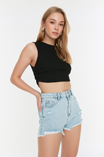 Trendyol Collection Μίνι τζιν σορτς με ανοιχτό μπλε σκισμένο ψηλό μπεκ TWOSS22SR00047