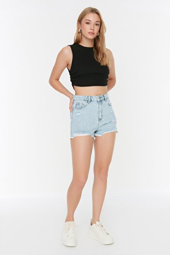 Trendyol Collection Μίνι τζιν σορτς με ανοιχτό μπλε σκισμένο ψηλό μπεκ TWOSS22SR00047