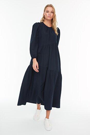 Trendyol Modest Marineblaues, gewebtes Baumwollkleid mit weitem Schnitt und Raffung TCTSS21EL3470