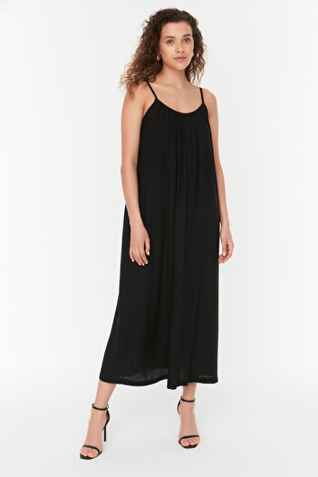 Trendyol Collection Schwarzes Shift-/gerade geschnittenes Maxi-Gewebekleid mit Viskose-Trägern TWOSS22EL00068