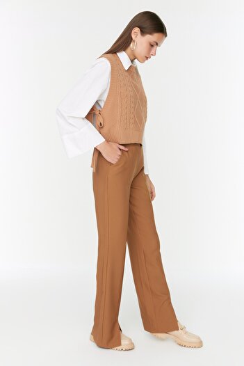 Trendyol Modest Hnědé kalhoty TCTSS22PL0367 s detailním rozparkem do kapsy